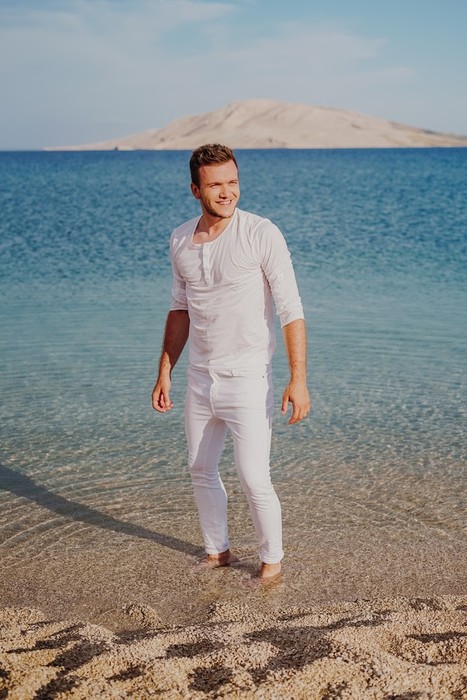 Izvajalci/Luka_Basi-foto_Neo_Visuals