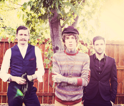 Izvajalci/NEVER_SHOUT_NEVER