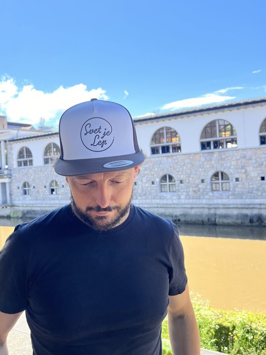 Kapa s šiltom Svet je lep - rjava