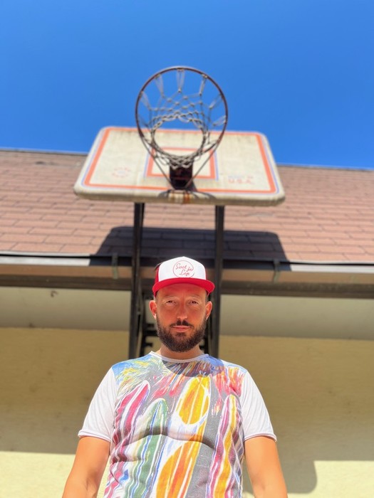 Kapa s šiltom Svet je lep - rdeča