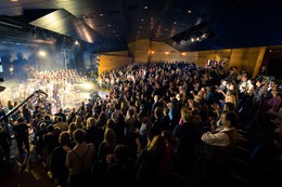 Obvestila/Stojece_ovacije_obcinstva_ob_zakljucku_koncerta